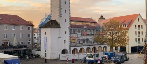Hallgebaeude mit Marktplatz Oktober 2020 Foto-Magenreuter