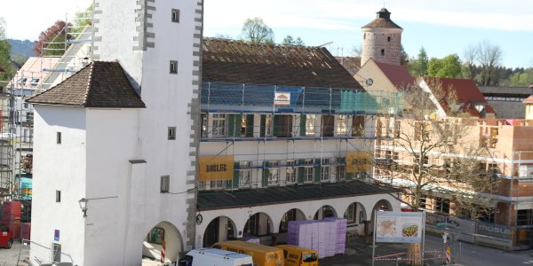 Das Hallgebäude im April 2019 während der Dachstuhl abgetragen wurde