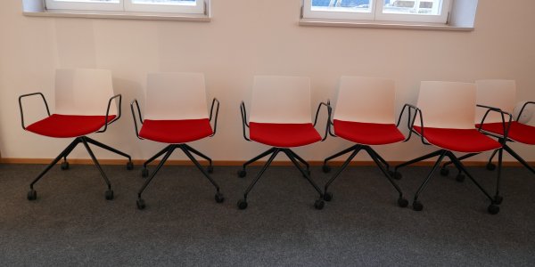 Farblich abgestimmte Stühle im Besprechungszimmer