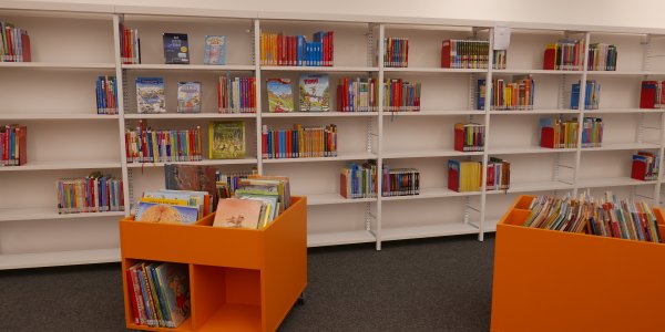 Kinderbuchregale und Rollcontainer in orange im 2. OG der Stadtbücherei