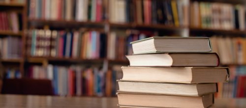 Literatur in Isny: ein Buchstapel in der Bücherei