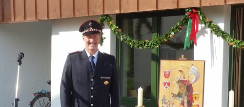 Feuerwehrseelsorger Andreas Lehenberger bei der Einweihung des Jugendfeuerwehrraums