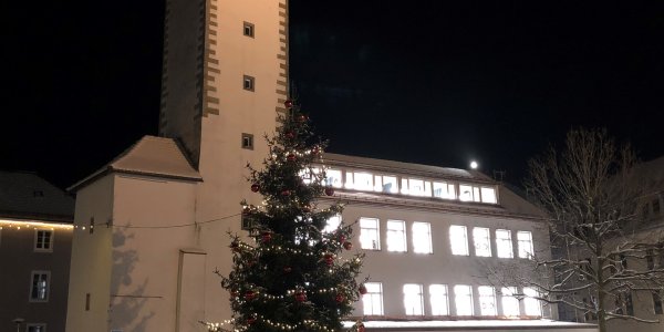 Der Christbaum strahlt vor dem Hallgebäude