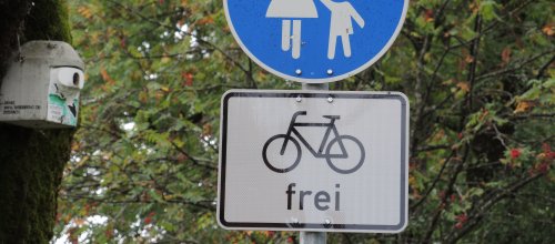 Gehweg-Schild mit Radfahren frei