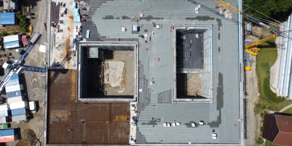 Blick von oben auf das Dach des Erweiterungsneubaus foto mse Architekten GmbH