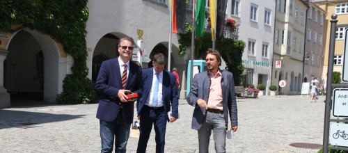 Dr. Krings-Axel Müller-Bürgermeister Magenreuter vor dem Rathaus Isny