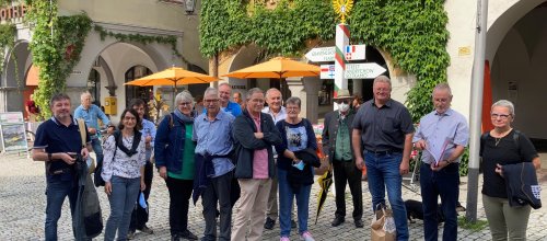 Besucher aus Flawil vor dem Rathaus im August 2021 Foto Rübsam