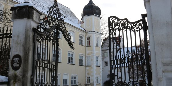 Schloss Isny im Winter, Blick durch das Eisengittertor