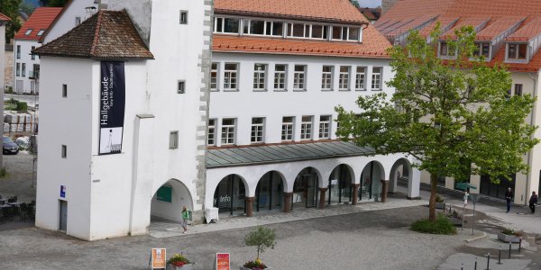 Hallgebäude mit Marktplatz