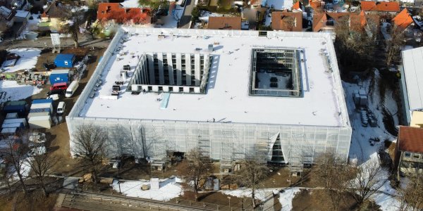 Neubau Schulzentrum mit Folienfassade auf Sportplatz-Seite Foto  mse Architekten