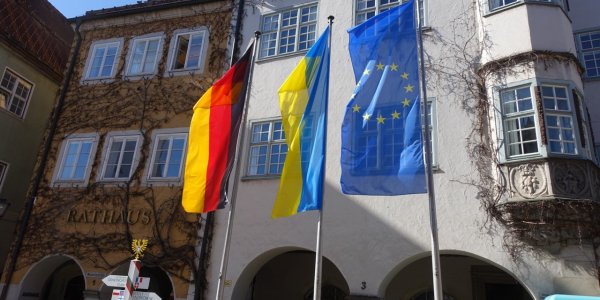 Isny zeigt Solidarität: Flaggen vor dem Isnyer Rathaus