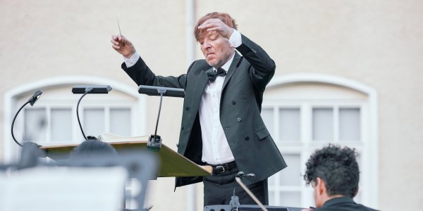 Isny Opernfestival 2022 // Hans-Christian Hauser beim Dirigieren