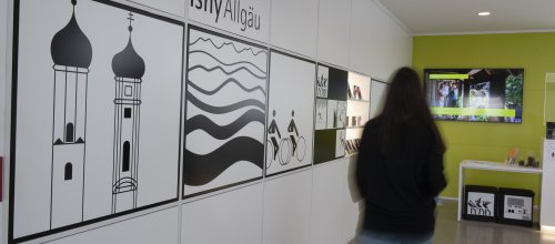 In der Isny Info gibt es Tipps und Tickets für jede Unternehmungslust Besucher der Isny Info werden im typischen schwarzweißen Design der Stadt willkommen geheißen.