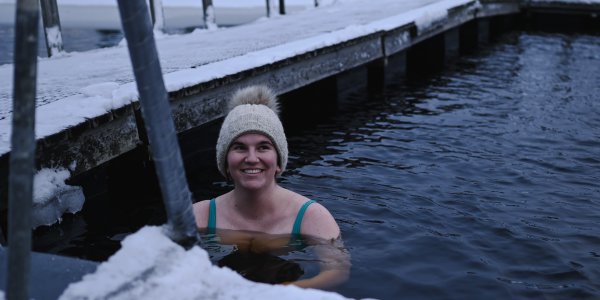 Anna beim Eisbaden