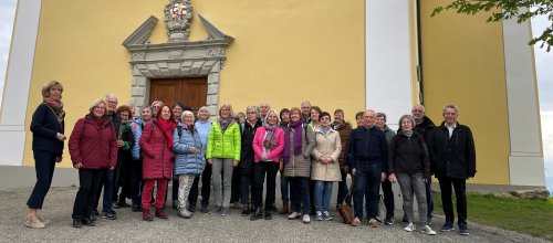 Vhs-Einblicke Reisegruppe vor Wallfahrtskirche