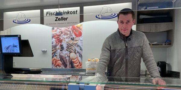 Am Stand von Sascha Zeller gibt's auf dem Isnyer Wochenmarkt frischen Fisch.