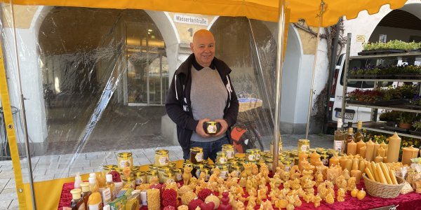 Honig und Produkte aus Wachs gibt's auf dem Isnyer Wochenmarkt am Stand der Imkerei Fleschutz.