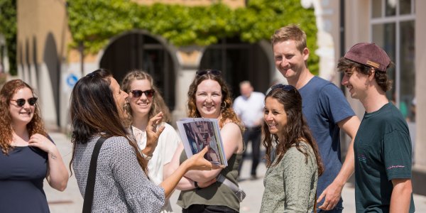 Bei einer sommerlichen Stadtführung wird auch vor dem Isnyer Rathaus halt gemacht.