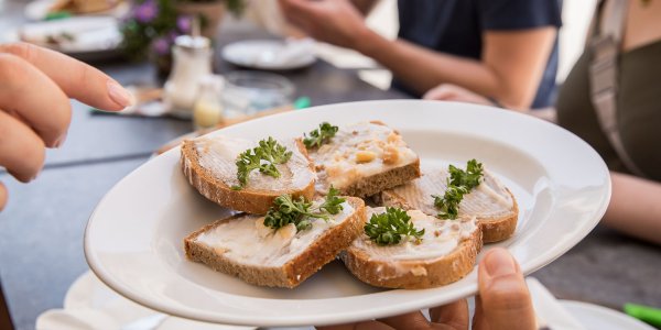 Schmalzbrotgenuss im Rahmen der Kulinarischen Stadtführung