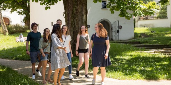 Stadtführung die an der Ölbergkapelle vorbei läuft