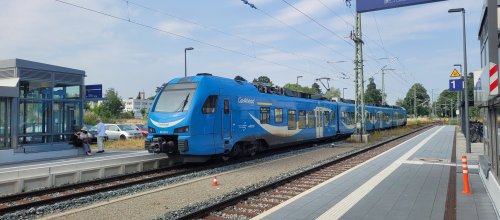 Bahnhof Wangen mit blauem Zug Go Ahead