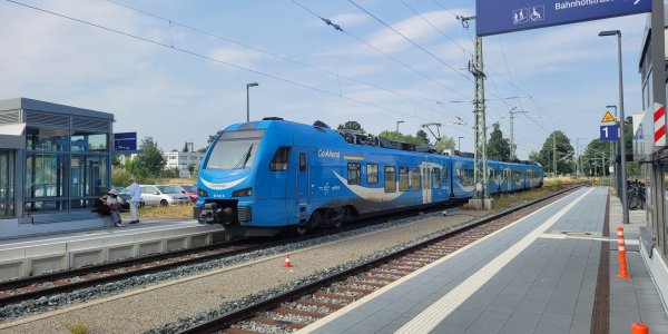 Bahnhof Wangen mit blauem Zug Go Ahead