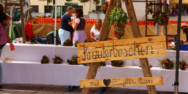 Brauch und Tradition: Kräuterboschen beim Allgäu Tag in Isny Beim Allgäu Tag feiert Isny Brauchtum und Traditionen. Dazu gehören auch die Kräuterboschen