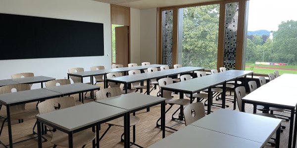 Klassenzimmer mit Blick auf den Blaserturm