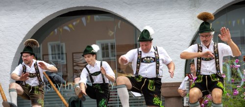 Schuhplattler beim Allgäu Tag vor der Isny Info