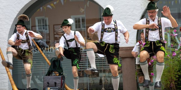 Schuhplattler beim Allgäu Tag vor der Isny Info