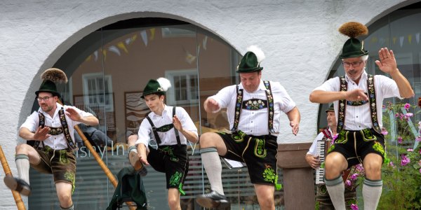 Schuhplattler beim Allgäu Tag vor der Isny Info