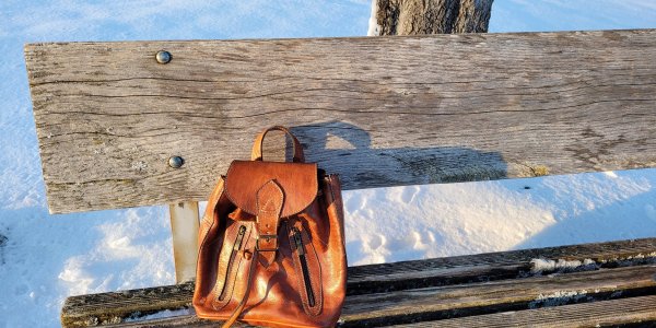 Rucksack auf Bank im Schnee
