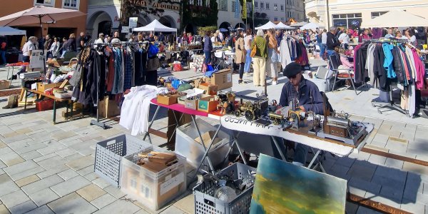 Trödelstände bei Isnys Später-Flohmarkt auf dem Marktplatz