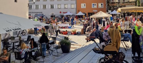 Bummeln, Essen und gute Gespräche dürfen bei den Isnyer Flohmärkten nicht fehlen.