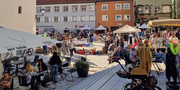 Bummeln, Essen und gute Gespräche dürfen bei den Isnyer Flohmärkten nicht fehlen.
