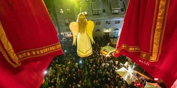 Um 18.30 Uhr schwebt traditionell das Engele vom Abtshaus hinab.