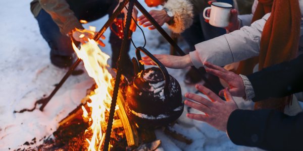 Suppe vom Lagerfeuer bei der Winterfeuerwanderung Foto iStocj/Petrenkod