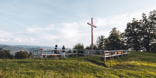 Wanderer genießen den Ausblick vom Raggenhorn auf der Adelegg