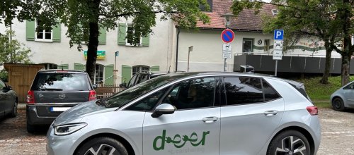 E-Carsharing-Auto vor Parkplatz