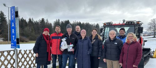 Verabschiedung Pferdt im Schnee vor Pistenbully