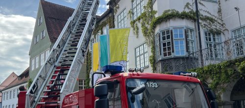 Drehleiter der Feuerwehr steht vor dem Rathaus