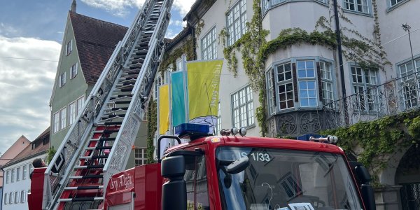 Drehleiter der Feuerwehr steht vor dem Rathaus