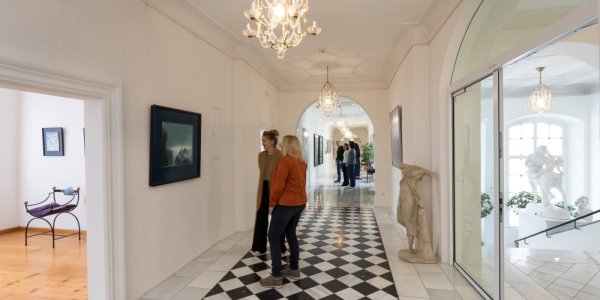 Schloss Isny mit Besuchern Ernst Fesseler