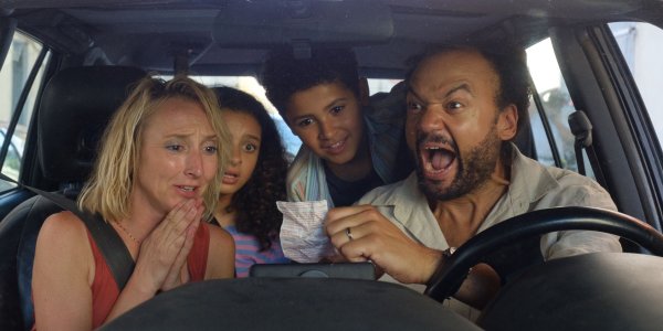 Szene aus dem Film: Sechs Richtige. Familie im Auto starrt auf einen Notizzettel.