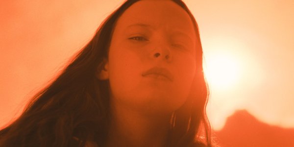 Szene aus dem Film: Was Marielle weiß. Mädchengesicht vor untergehender Sonne.