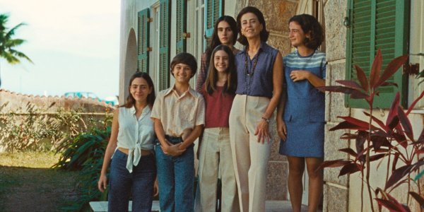 Szene aus dem Film Für immer hier. Familie vor einem Haus.