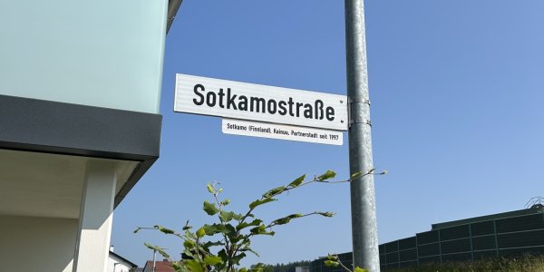 Straßenschild Sotkamostraße quer