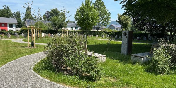 Geschwungener Pfad am Sternenkindergrabfeld