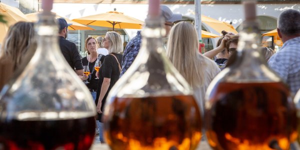 Whiskey beim Isnyer Feierabendmarkt Whiskey, Wurzeln, Wildschweinbraten.