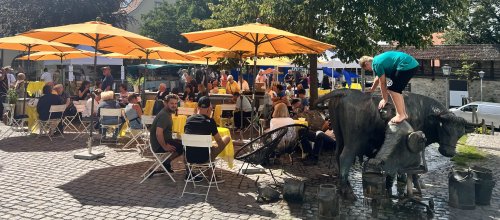 Isnyer Feierabendmarkt Softeis, Secco, Sandaletten auf dem Viehmarkt.